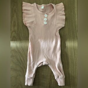 Baby girl|Pastel pink ribbed jumpsuit in short sleeve with ruffles & cute button
